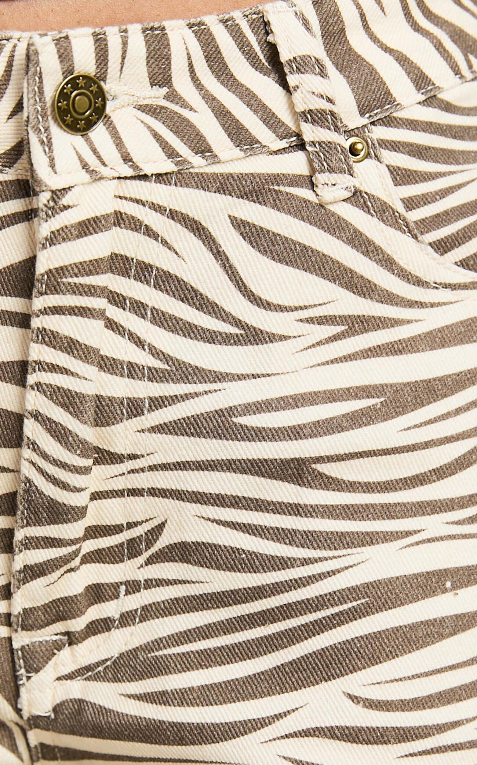 Lioness - Top Model Jean in Zebra